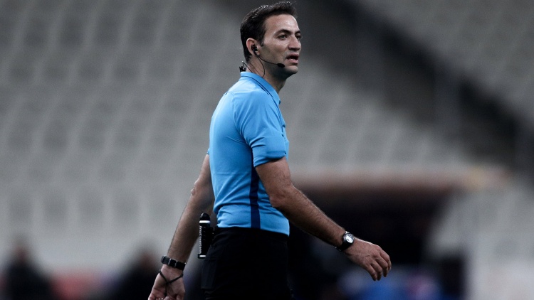 &Alpha;&upsilon;&tau;ό&sigmaf; &sigma;&phi;&upsilon;&rho;ί&zeta;&epsilon;&iota; &sigma;&tau;&omicron; &Alpha;&pi;ό&lambda;&lambda;&omega;&nu; &Sigma;&mu;ύ&rho;&nu;&eta;&sigmaf;-&Pi;&alpha;&nu;&alpha;&theta;&eta;&nu;&alpha;ϊ&kappa;ό&sigmaf;