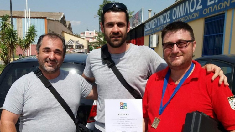 &Delta;&iota;&pi;&lambda;ό &laquo;&chi;&tau;ύ&pi;&eta;&mu;&alpha;&raquo; &alpha;&pi;ό &tau;&omicron;&nu; &Pi;&alpha;&nu;&alpha;&theta;&eta;&nu;&alpha;ϊ&kappa;ό &sigma;&tau;&eta; &sigma;&kappa;&omicron;&pi;&omicron;&beta;&omicron;&lambda;ή &Alpha;&mu;&epsilon;&Alpha;