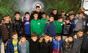 &Gamma;έ&mu;&iota;&sigma;&epsilon; &pi;&alpha;&iota;&delta;&iota;&kappa;ά &chi;&alpha;&mu;ό&gamma;&epsilon;&lambda;&alpha; &eta; &gamma;&iota;&omicron;&rho;&tau;ή &tau;&eta;&sigmaf; &Pi;&Alpha;&Epsilon; &Pi;&alpha;&nu;&alpha;&theta;&eta;&nu;&alpha;ϊ&kappa;ό&sigmaf; (pics)