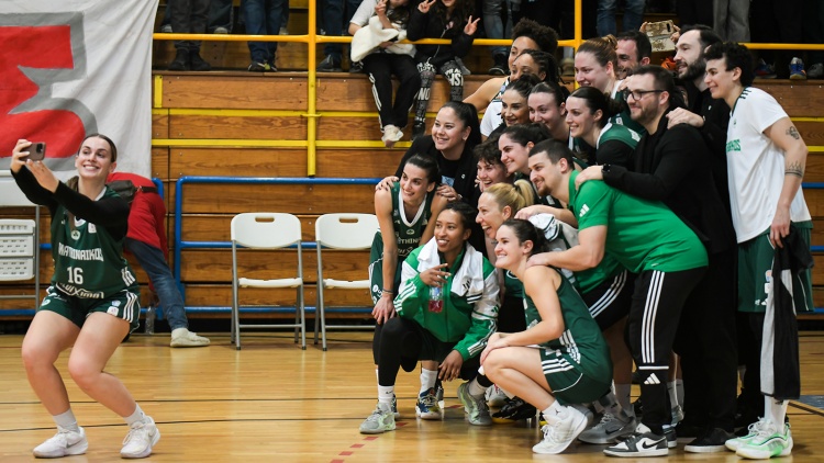 &Sigma;&tau;&eta;&nu; &Kappa;&alpha;&beta;ά&lambda;&alpha; &tau;&omicron; Final-4 &tau;&omicron;&upsilon; &Kappa;&upsilon;&pi;έ&lambda;&lambda;&omicron;&upsilon; &mu;&pi;ά&sigma;&kappa;&epsilon;&tau; &gamma;&upsilon;&nu;&alpha;&iota;&kappa;ώ&nu;