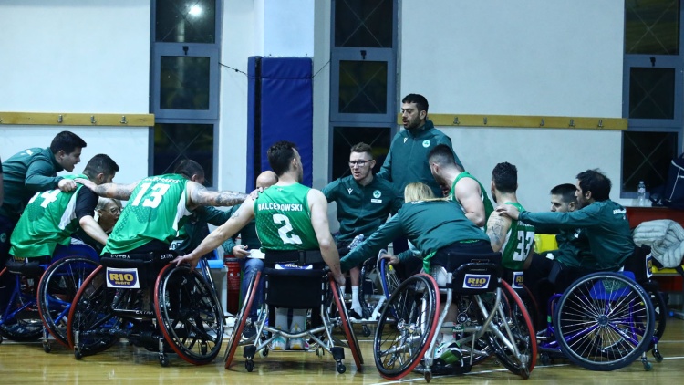 &laquo;&Sigma;ί&phi;&omicron;&upsilon;&nu;&alpha;&sigmaf;&raquo; &mu;&epsilon; 100ά&rho;&alpha; &omicron; &Pi;&alpha;&nu;&alpha;&theta;&eta;&nu;&alpha;ϊ&kappa;ό&sigmaf; &kappa;ό&nu;&tau;&rho;&alpha; &sigma;&tau;&omicron; &Eta;&rho;ά&kappa;&lambda;&epsilon;&iota;&omicron;