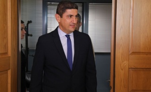 &Alpha;&upsilon;&gamma;&epsilon;&nu;ά&kappa;&eta;&sigmaf;: &laquo;&Alpha;&rho;&chi;έ&sigmaf; &Iota;&omicron;&upsilon;&nu;ί&omicron;&upsilon; &eta; &epsilon;&pi;&alpha;&nu;&epsilon;&kappa;&kappa;ί&nu;&eta;&sigma;&eta; &tau;&omega;&nu; &pi;&rho;&omega;&tau;&alpha;&theta;&lambda;&eta;&mu;ά&tau;&omega;&nu;&raquo;