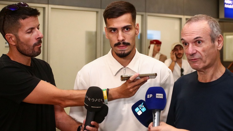 &Sigma;&tau;&eta;&nu; &Alpha;&theta;ή&nu;&alpha; &gamma;&iota;&alpha; &tau;&omicron;&nu; &Pi;&alpha;&nu;&alpha;&theta;&eta;&nu;&alpha;ϊ&kappa;ό &omicron; &Pi;ά&nu;&tau;&omicron;&beta;&iota;&tau;&sigmaf;: &laquo;Ή&rho;&theta;&alpha; &epsilon;&delta;ώ &gamma;&iota;&alpha;&tau;ί έ&chi;&omega; &mu;&epsilon;&gamma;ά&lambda;&omicron;&upsilon;&sigmaf; &sigma;&tau;ό&chi;&omicron;&upsilon;&sigmaf;&raquo;