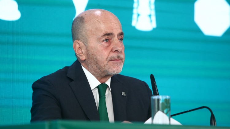 &Alpha;&lambda;&alpha;&phi;&omicron;ύ&zeta;&omicron;&sigmaf;: &laquo;&Omicron; &Pi;&alpha;&nu;&alpha;&theta;&eta;&nu;&alpha;ϊ&kappa;ό&sigmaf; &alpha;&lambda;&lambda;ά&zeta;&epsilon;&iota; &epsilon;&pi;ί&pi;&epsilon;&delta;&omicron; &ndash; &Omicron; &Mu;&pi;&epsilon;&nu;ί&tau;&epsilon;&theta; &kappa;&alpha;&iota; &omicron; &Mu;&pi;&alpha;&lambda;&nu;&tau;ί&nu;&iota; &alpha;&nu;&omicron;ί&gamma;&omicron;&upsilon;&nu; &nu;έ&omicron; &kappa;&epsilon;&phi;ά&lambda;&alpha;&iota;&omicron; &sigma;&tau;&eta;&nu; &iota;&sigma;&tau;&omicron;&rho;ί&alpha; &mu;&alpha;&sigmaf;&raquo;