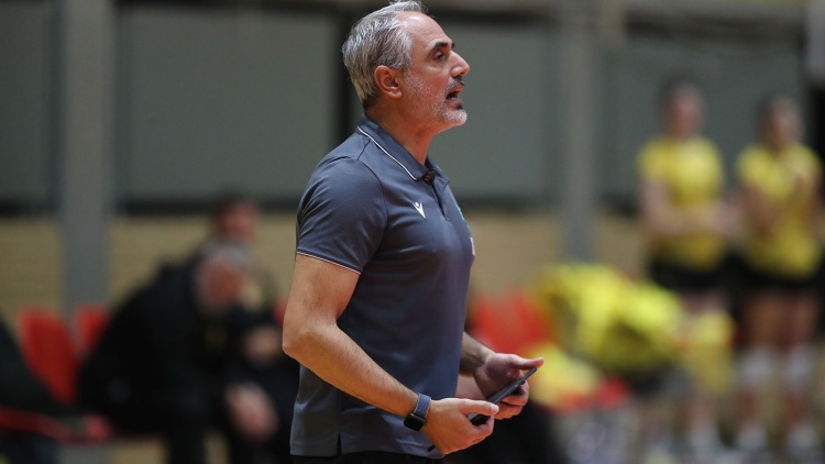 &Kappa;&alpha;&lambda;&mu;&alpha;&zeta;ί&delta;&eta;&sigmaf;: &laquo;&Alpha;&nu;&tau;έ&chi;&omicron;&upsilon;&mu;&epsilon; &sigma;&tau;&eta;&nu; &pi;ί&epsilon;&sigma;&eta; &alpha;&lambda;&lambda;ά &delta;&epsilon;&nu; &chi;&rho;&epsilon;&iota;ά&zeta;&epsilon;&tau;&alpha;&iota; &nu;&alpha; &phi;&tau;ά&nu;&omicron;&upsilon;&mu;&epsilon; &sigma;&epsilon; &alpha;&upsilon;&tau;ό &tau;&omicron; &sigma;&eta;&mu;&epsilon;ί&omicron;&raquo;