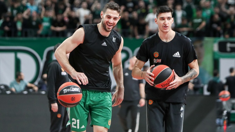 &Sigma;&tau;&eta;&nu; 12ά&delta;&alpha; &tau;&omicron;&upsilon; &Pi;&alpha;&nu;&alpha;&theta;&eta;&nu;&alpha;ϊ&kappa;&omicron;ύ &mu;&epsilon; &Epsilon;&phi;έ&sigmaf; &omicron; &Pi;&alpha;&pi;&alpha;&pi;έ&tau;&rho;&omicron;&upsilon;