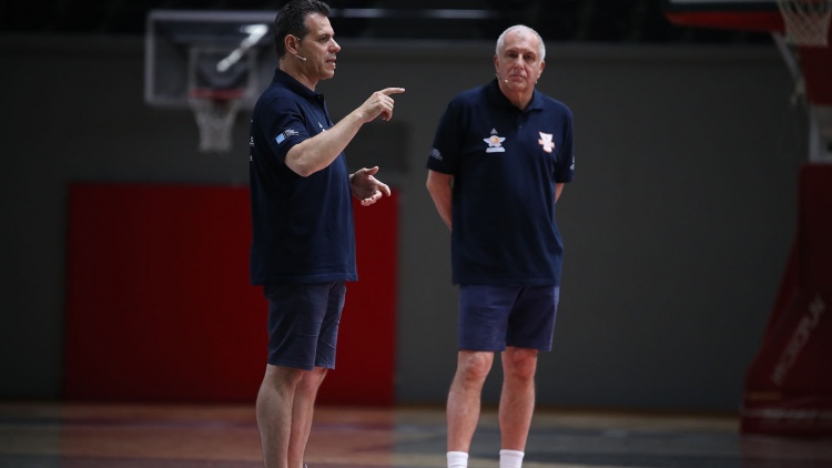 &Omicron;&mu;&pi;&rho;ά&nu;&tau;&omicron;&beta;&iota;&tau;&sigmaf; &kappa;&alpha;&iota; &Iota;&tau;&omicron;ύ&delta;&eta;&sigmaf;: &laquo;&Omicron; &Pi;&alpha;&nu;&alpha;&theta;&eta;&nu;&alpha;ϊ&kappa;ό&sigmaf; &pi;έ&tau;&upsilon;&chi;&epsilon; &kappa;ά&tau;&iota; &sigma;&pi;έ&sigma;&iota;&alpha;&lambda;&raquo;