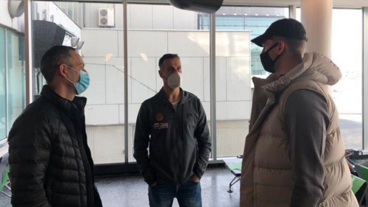 &Sigma;&upsilon;&nu;&alpha;&nu;&tau;ή&theta;&eta;&kappa;&epsilon; &mu;&epsilon; &tau;&eta;&nu; &alpha;&pi;&omicron;&sigma;&tau;&omicron;&lambda;ή &tau;&omicron;&upsilon; &Pi;&alpha;&nu;&alpha;&theta;&eta;&nu;&alpha;ϊ&kappa;&omicron;ύ &omicron; &Chi;&epsilon;&zeta;ό&nu;&iota;&alpha; (pic)
