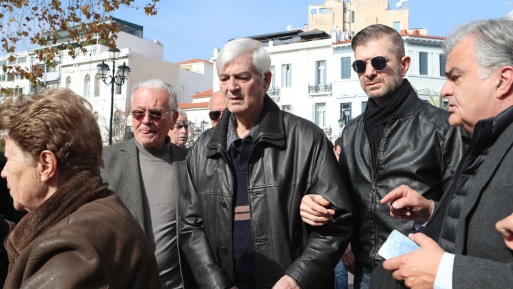 &Sigma;&tau;&omicron; &nu;&omicron;&sigma;&omicron;&kappa;&omicron;&mu;&epsilon;ί&omicron; &mu;&epsilon;&tau;ά &alpha;&pi;ό &epsilon;&gamma;&kappa;&epsilon;&phi;&alpha;&lambda;&iota;&kappa;ό &omicron; &Tau;ά&kappa;&eta;&sigmaf; &Omicron;&iota;&kappa;&omicron;&nu;&omicron;&mu;ό&pi;&omicron;&upsilon;&lambda;&omicron;&sigmaf;