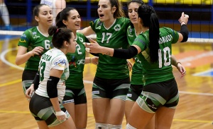 &Nu;ί&kappa;&eta;&sigma;&alpha;&nu; &kappa;&alpha;&iota; έ&mu;&epsilon;&iota;&nu;&alpha;&nu; &sigma;&tau;&eta;&nu; &kappa;&omicron;&rho;&upsilon;&phi;ή &tau;&alpha; &laquo;&phi;ί&nu;&alpha; &kappa;&omicron;&rho;ί&tau;&sigma;&iota;&alpha;&raquo;