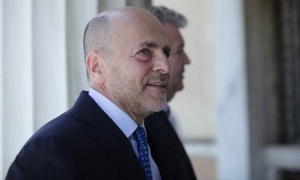 &Sigma;&tau;&alpha; &chi;έ&rho;&iota;&alpha; &tau;&omicron;&upsilon; &Gamma;&iota;ά&nu;&nu;&eta; &Alpha;&lambda;&alpha;&phi;&omicron;ύ&zeta;&omicron;&upsilon; &tau;&omicron; 44,24% &tau;&omega;&nu; &mu;&epsilon;&tau;&omicron;&chi;ώ&nu; &tau;&eta;&sigmaf; &Pi;&Alpha;&Epsilon;