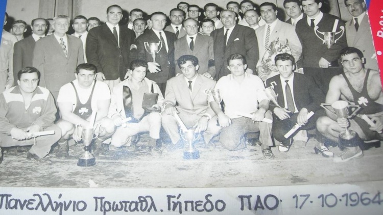 To 1964 &eta; 7&eta; &pi;&iota;&omicron; &pi;&alpha;&rho;&alpha;&gamma;&omega;&gamma;&iota;&kappa;ή &sigma;&epsilon;&zeta;ό&nu; &tau;&omicron;&upsilon; &Pi;&alpha;&nu;&alpha;&theta;&eta;&nu;&alpha;ϊ&kappa;&omicron;ύ &sigma;&epsilon; &tau;ί&tau;&lambda;&omicron;&upsilon;&sigmaf;