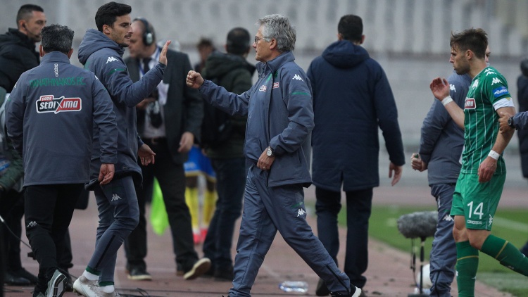 &Mu;&pi;ό&lambda;&omicron;&nu;&iota; &sigma;&epsilon; &pi;&alpha;ί&kappa;&tau;&epsilon;&sigmaf;: &laquo;&Mu;&epsilon;&tau;&rho;ά&nu;&epsilon; &omicron;&iota; &beta;&alpha;&theta;&mu;&omicron;ί, &sigma;&kappa;&epsilon;&phi;&tau;ό&mu;&alpha;&sigma;&tau;&epsilon; &tau;&eta;&nu; &Alpha;&Epsilon;&Kappa;&raquo;