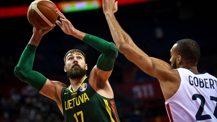 BasketNews: &Omicron; &Beta;&alpha;&lambda;&alpha;&nu;&tau;&sigma;&iota;&omicron;ύ&nu;&alpha;&sigmaf; &kappa;&omicron;&nu;&tau;ά &sigma;&tau;&omicron;&nu; &Pi;&alpha;&nu;&alpha;&theta;&eta;&nu;&alpha;ϊ&kappa;ό &mu;&epsilon; &tau;&rho;&iota;&epsilon;&tau;έ&sigmaf; &sigma;&upsilon;&mu;&beta;ό&lambda;&alpha;&iota;&omicron; &ndash; &laquo;&Beta;ό&mu;&beta;&alpha;&raquo; &mu;&epsilon; 12 &epsilon;&kappa;&alpha;&tau;. &epsilon;&upsilon;&rho;ώ!
