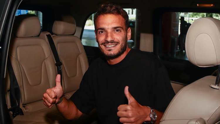 &Sigma;&tau;&eta;&nu; &Alpha;&theta;ή&nu;&alpha; &omicron; &Tau;&sigma;&iota;&rho;&iota;&beta;έ&gamma;&iota;&alpha;: &laquo;&Mu;&epsilon;&gamma;ά&lambda;&eta; &omicron;&mu;ά&delta;&alpha; &omicron; &Pi;&alpha;&nu;&alpha;&theta;&eta;&nu;&alpha;ϊ&kappa;ό&sigmaf;, &epsilon;ύ&kappa;&omicron;&lambda;&eta; &alpha;&pi;ό&phi;&alpha;&sigma;&eta; &nu;&alpha; έ&rho;&theta;&omega;&raquo;