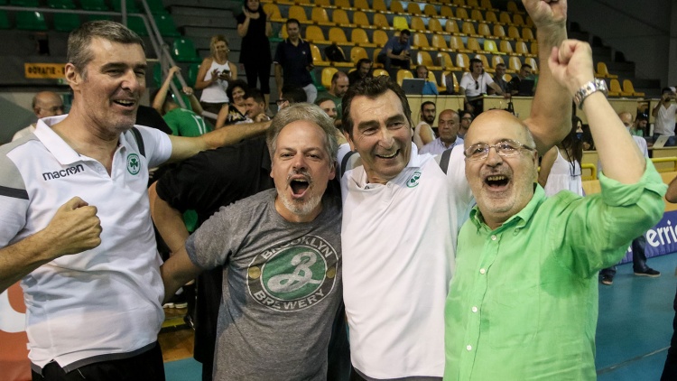 &Mu;&alpha;&lambda;&alpha;&kappa;&alpha;&tau;έ&sigmaf;: &laquo;Έ&nu;&alpha;&sigmaf; &alpha;&iota;ώ&nu;&alpha;&sigmaf; &kappa;&alpha;&iota; 13 &chi;&rho;ό&nu;&iota;&alpha; &pi;&rho;&omicron;&sigma;&phi;&omicron;&rho;ά&sigmaf;, &tau;ί&tau;&lambda;&omega;&nu; &kappa;&alpha;&iota; &pi;&epsilon;&rho;&eta;&phi;ά&nu;&iota;&alpha;&sigmaf;&raquo;