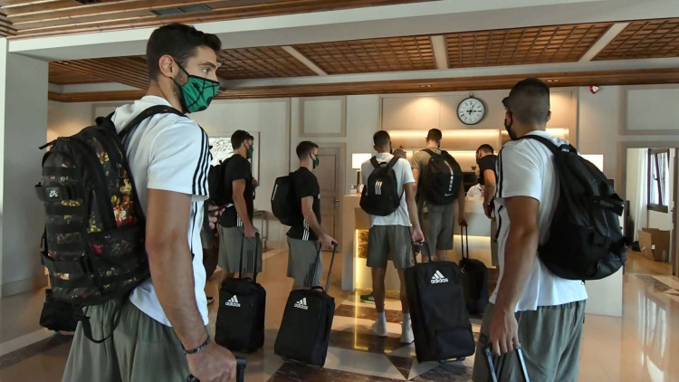 Έ&phi;&tau;&alpha;&sigma;&epsilon; &sigma;&tau;&alpha; &Gamma;&iota;ά&nu;&nu;&epsilon;&nu;&alpha; &omicron; &Pi;&alpha;&nu;&alpha;&theta;&eta;&nu;&alpha;ϊ&kappa;ό&sigmaf; (pics)