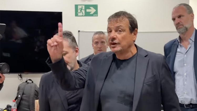 Ά&tau;&alpha;&mu;&alpha;&nu; &sigma;&tau;&omicron;&upsilon;&sigmaf; &pi;&alpha;ί&kappa;&tau;&epsilon;&sigmaf;: &laquo;&Chi;&rho;&epsilon;&iota;&alpha;&zeta;ό&mu;&alpha;&sigma;&tau;&epsilon; έ&nu;&alpha; &mu;&alpha;&tau;&sigmaf; &alpha;&kappa;ό&mu;&alpha;&raquo; (vid)