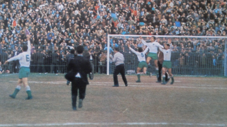 Έ&tau;&omicron;&sigmaf; Wembley: Ό&tau;&alpha;&nu; &omicron; &Pi;&alpha;&nu;&alpha;&theta;&eta;&nu;&alpha;ϊ&kappa;ό&sigmaf;... &phi;&tau;ώ&chi;&upsilon;&nu;&epsilon; &tau;&omicron;&upsilon;&sigmaf; &laquo;&epsilon;&phi;&omicron;&pi;&lambda;&iota;&sigma;&tau;έ&sigmaf;&raquo; (vid)