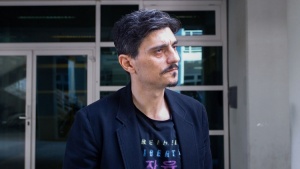 &Gamma;&iota;&alpha;&nu;&nu;&alpha;&kappa;ό&pi;&omicron;&upsilon;&lambda;&omicron;&sigmaf;: &laquo;&Sigma;&epsilon;&beta;&alpha;&sigma;&tau;&epsilon;ί&tau;&epsilon; &kappa;&alpha;&iota; &epsilon;&lambda;ά&tau;&epsilon; &nu;&alpha; &pi;&alpha;ί&xi;&omicron;&upsilon;&mu;&epsilon;&raquo;