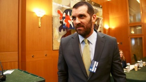 &Sigma;&upsilon;&nu;&alpha;&nu;&tau;ή&theta;&eta;&kappa;&epsilon; &mu;&epsilon; &Gamma;&epsilon;&rho;&alpha;&pi;&epsilon;&tau;&rho;ί&tau;&eta; &omicron; &Mu;&pi;&omicron;&upsilon;&tau;&sigma;&iota;&kappa;ά&rho;&eta;&sigmaf;
