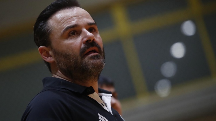&Chi;&alpha;&rho;&iota;&tau;&omega;&nu;ί&delta;&eta;&sigmaf;: &laquo;&Mu;&alpha;&sigmaf; &beta;&alpha;&rho;&alpha;ί&nu;&epsilon;&iota; &omicron; &alpha;&pi;&omicron;&kappa;&lambda;&epsilon;&iota;&sigma;&mu;ό&sigmaf; &sigma;&tau;&omicron; &Kappa;ύ&pi;&epsilon;&lambda;&lambda;&omicron;, &alpha;&lambda;&lambda;ά &epsilon;ί&chi;&alpha;&mu;&epsilon; &tau;&omicron; &sigma;&theta;έ&nu;&omicron;&sigmaf; &nu;&alpha; &kappa;&omicron;&iota;&tau;ά&xi;&omicron;&upsilon;&mu;&epsilon; &mu;&pi;&rho;&omicron;&sigma;&tau;ά&raquo;