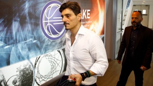&Delta;. &Gamma;&iota;&alpha;&nu;&nu;&alpha;&kappa;ό&pi;&omicron;&upsilon;&lambda;&omicron;&sigmaf;: &laquo;&Sigma;ή&mu;&epsilon;&rho;&alpha; &omicron;&iota; &kappa;ό&tau;&epsilon;&sigmaf; &tau;&omicron; &xi;&alpha;&nu;ά&sigma;&kappa;&alpha;&sigma;&alpha;&nu;&raquo;