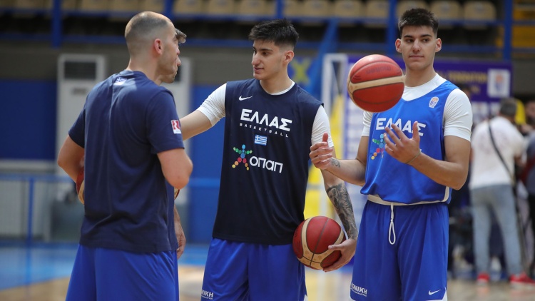 &Alpha;&phi;&omicron;ί &Kappa;&alpha;&lambda;&alpha;ϊ&tau;&zeta;ά&kappa;&eta;: &laquo;&Sigma;&alpha;&sigmaf; &pi;&epsilon;&rho;&iota;&mu;έ&nu;&omicron;&upsilon;&mu;&epsilon; &sigma;&tau;&omicron; &Omicron;&Alpha;&Kappa;&Alpha;&raquo; (vid)