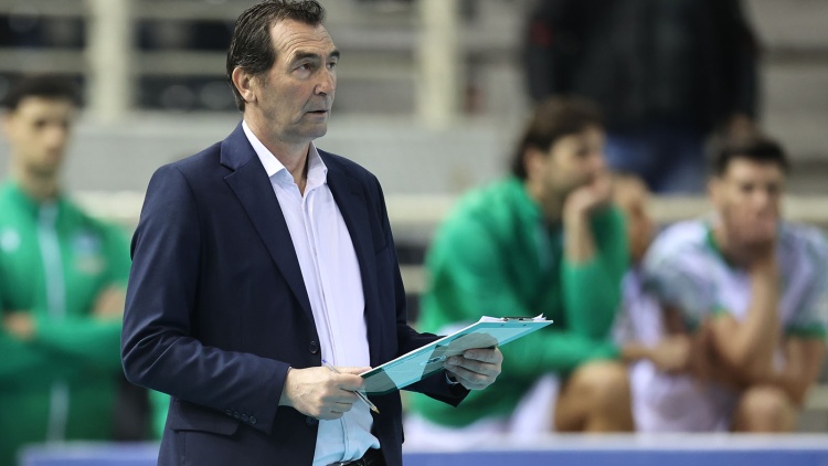 &Alpha;&nu;&delta;&rho;&epsilon;ό&pi;&omicron;&upsilon;&lambda;&omicron;&sigmaf;: &laquo;&Mu;&alpha;&sigmaf; &pi;&epsilon;ί&rho;&alpha;&xi;&epsilon; &eta; ή&tau;&tau;&alpha; &mu;έ&sigma;&alpha; &sigma;&tau;&omicron; &gamma;ή&pi;&epsilon;&delta;&omicron; &mu;&alpha;&sigmaf; &kappa;&alpha;&iota; &mu;&alpha;&sigmaf; &pi;ί&epsilon;&sigma;&epsilon; &nu;&alpha; &pi;&alpha;ί&xi;&omicron;&upsilon;&mu;&epsilon; ό&pi;&omega;&sigmaf; έ&pi;&rho;&epsilon;&pi;&epsilon;&raquo;