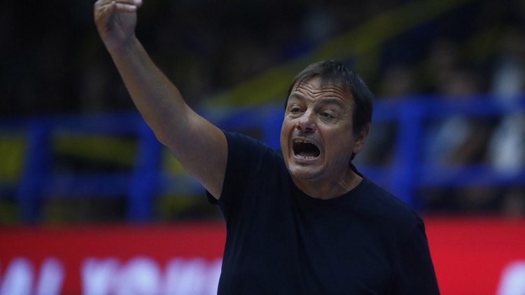 Ά&tau;&alpha;&mu;&alpha;&nu;: &laquo;Έ&rho;&chi;&epsilon;&tau;&alpha;&iota; &tau;&eta;&nu; &Kappa;&upsilon;&rho;&iota;&alpha;&kappa;ή &sigma;&tau;&eta;&nu; &Alpha;&theta;ή&nu;&alpha; &omicron; &Phi;&alpha;&rho;ί&nu;&tau;, &kappa;&omicron;&iota;&tau;ά&zeta;&omicron;&upsilon;&mu;&epsilon; &kappa;&alpha;&iota; &tau;&omicron;&nu; &Mu;&pi;ά&sigma;&epsilon;ϊ - Ό&lambda;&alpha; &alpha;&nu;&omicron;&iota;&chi;&tau;ά &mu;&epsilon; &Lambda;&epsilon;&sigma;ό&rho;&raquo;