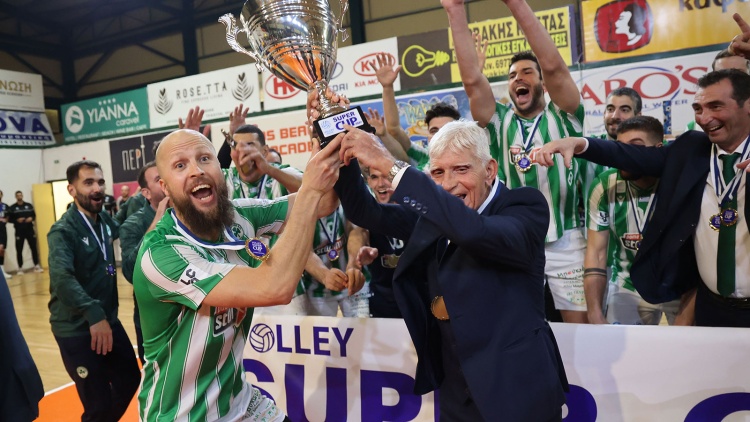 &Tau;&omicron; &tau;&rho;ό&pi;&alpha;&iota;&omicron; &tau;&omicron;&upsilon; Super Cup &pi;&epsilon;&rho;&iota;&mu;έ&nu;&epsilon;&iota; &tau;&omicron;&upsilon;&sigmaf; &phi;&iota;&lambda;ά&theta;&lambda;&omicron;&upsilon;&sigmaf; &sigma;&tau;&omicron; &kappa;&lambda;&epsilon;&iota;&sigma;&tau;ό &tau;&omicron;&upsilon; &Alpha;&gamma;ί&omicron;&upsilon; &Theta;&omega;&mu;ά (pic)