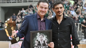 &Pi;&iota;&tau;ί&nu;&omicron;: &laquo;&Kappa;&alpha;&lambda;ό&sigmaf; ά&nu;&theta;&rho;&omega;&pi;&omicron;&sigmaf; &omicron; &Gamma;&iota;&alpha;&nu;&nu;&alpha;&kappa;ό&pi;&omicron;&upsilon;&lambda;&omicron;&sigmaf;, &alpha;&pi;&lambda;ά &tau;&rho;&epsilon;&lambda;&alpha;ί&nu;&epsilon;&tau;&alpha;&iota; &mu;&epsilon; &tau;&omicron; &mu;&pi;ά&sigma;&kappa;&epsilon;&tau;&raquo; (aud)