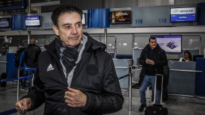 &Pi;&iota;&tau;ί&nu;&omicron;: &laquo;&Pi;&rho;έ&pi;&epsilon;&iota; &nu;&alpha; &pi;&alpha;ί&xi;&omicron;&upsilon;&mu;&epsilon; ό&pi;&omega;&sigmaf; &epsilon;&nu;&tau;ό&sigmaf; έ&delta;&rho;&alpha;&sigmaf;&raquo;