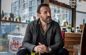 &Nu;&tau;&alpha;&mu;&pi;ί&zeta;&alpha;&sigmaf;: &laquo;&Pi;&epsilon;&rho;ή&phi;&alpha;&nu;&omicron;&sigmaf; &gamma;&iota;&alpha; &tau;&omicron; &gamma;&kappa;&omicron;&lambda; &tau;&omicron;&upsilon; &Mu;&pi;έ&rho;&gamma;&kappa;&alpha;&mu;&pi;&raquo; (vid)