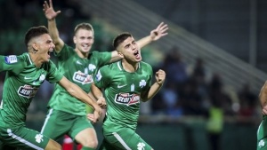 &Epsilon;&pi;&tau;ά &laquo;&pi;&rho;ά&sigma;&iota;&nu;&omicron;&iota;&raquo; &sigma;&tau;&eta;&nu; &Epsilon;&theta;&nu;&iota;&kappa;ή &Epsilon;&lambda;&pi;ί&delta;&omega;&nu;