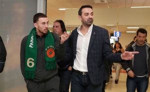&Tau;&zeta;έ&iota;&mu;&sigmaf;: &laquo;&Epsilon;&lambda;&pi;ί&zeta;&omega; &nu;&alpha; &sigma;&eta;&kappa;ώ&sigma;&omicron;&upsilon;&mu;&epsilon; &tau;&omicron; &tau;&rho;ό&pi;&alpha;&iota;&omicron;&raquo;