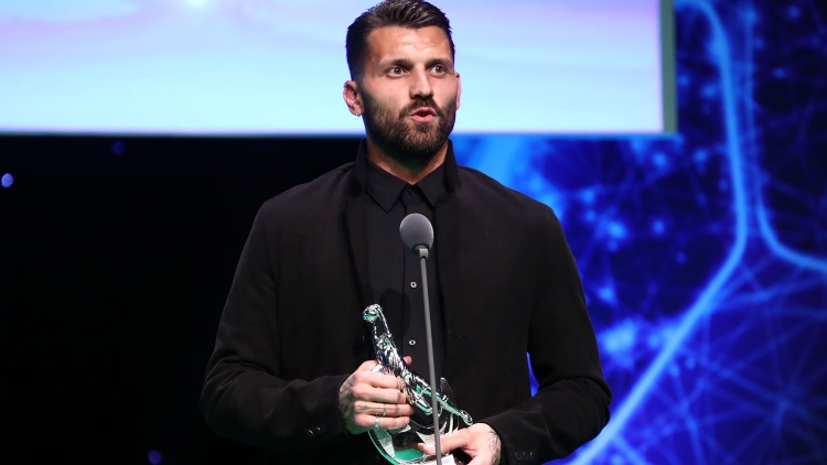 &Kappa;&alpha;&lambda;ύ&tau;&epsilon;&rho;&omicron;&sigmaf; &tau;&epsilon;&rho;&mu;&alpha;&tau;&omicron;&phi;ύ&lambda;&alpha;&kappa;&alpha;&sigmaf; &tau;&eta;&sigmaf; &pi;&epsilon;&rho;&sigma;&iota;&nu;ή&sigmaf; Super League &omicron; &Lambda;&omicron;&nu;&tau;ί&gamma;&kappa;&iota;&nu;