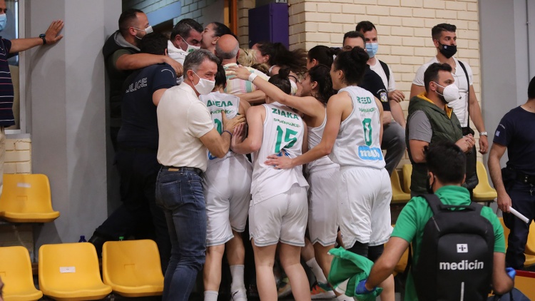 &Sigma;&upsilon;&nu;&epsilon;&chi;ά&rho;&eta; &tau;&alpha; &kappa;&omicron;&rho;ί&tau;&sigma;&iota;&alpha; &tau;&omicron;&upsilon; &Pi;&alpha;&nu;&alpha;&theta;&eta;&nu;&alpha;ϊ&kappa;&omicron;ύ &omicron; &Chi;&epsilon;&zeta;ό&nu;&iota;&alpha; (pic)