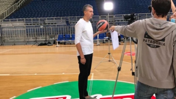 &Eta; &Epsilon;&upsilon;&rho;&omega;&lambda;ί&gamma;&kappa;&alpha; &chi;&alpha;&iota;&rho;έ&tau;&eta;&sigma;&epsilon; &tau;&omicron;&nu; &Delta;&iota;&alpha;&mu;&alpha;&nu;&tau;ί&delta;&eta; (pic)