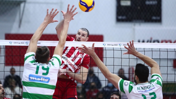 &Sigma;&kappa;ά&nu;&delta;&alpha;&lambda;&omicron; &sigma;&tau;&eta; Volley League &pi;&omicron;&upsilon; &laquo;&xi;έ&chi;&alpha;&sigma;&epsilon;&raquo; &tau;&alpha; &epsilon;&pi;&epsilon;&iota;&sigma;ό&delta;&iota;&alpha; &sigma;&tau;&omicron;&upsilon; &Rho;έ&nu;&tau;&eta; &gamma;&iota;&alpha; 2,5 &mu;ή&nu;&epsilon;&sigmaf; (pics)