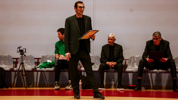 &Delta;. &Alpha;&nu;&delta;&rho;&epsilon;ό&pi;&omicron;&upsilon;&lambda;&omicron;&sigmaf;: &laquo;Ό&lambda;&alpha; &tau;&alpha; &mu;&alpha;&tau;&sigmaf; &epsilon;ί&nu;&alpha;&iota; &delta;&iota;&alpha;&phi;&omicron;&rho;&epsilon;&tau;&iota;&kappa;ά &kappa;&alpha;&iota; &delta;ύ&sigma;&kappa;&omicron;&lambda;&alpha;&raquo;
