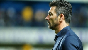 &Omicron;&upsilon;&zeta;&omicron;&upsilon;&nu;ί&delta;&eta;&sigmaf;: &laquo;&Omicron; &kappa;ό&sigma;&mu;&omicron;&sigmaf; έ&beta;&alpha;&lambda;&epsilon; &tau;&alpha; &gamma;&kappa;&omicron;&lambda;&raquo;