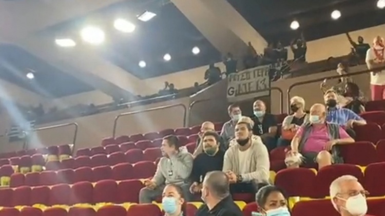 &Mu;&epsilon; &tau;&omicron;&nu; &kappa;ό&sigma;&mu;&omicron; &sigma;&tau;&omicron; &pi;&lambda;&epsilon;&upsilon;&rho;ό &tau;&omicron;&upsilon; &kappa;ό&nu;&tau;&rho;&alpha; &sigma;&tau;&eta; &Mu;&omicron;&nu;&alpha;&kappa;ό &omicron; &Pi;&alpha;&nu;&alpha;&theta;&eta;&nu;&alpha;ϊ&kappa;ό&sigmaf; (vid)