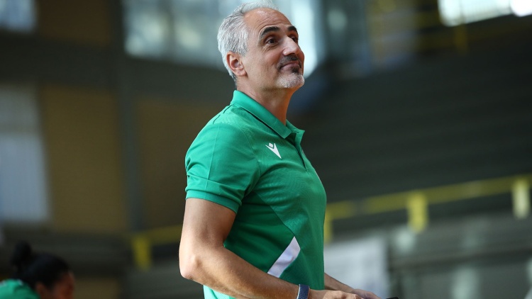 &Kappa;&alpha;&lambda;&mu;&alpha;&zeta;ί&delta;&eta;&sigmaf;: &laquo;&Tau;&omicron; &sigma;&epsilon;&rho;&beta;ί&sigmaf; &mu;&alpha;&sigmaf; ά&lambda;&lambda;&alpha;&xi;&epsilon; &tau;&eta;&nu; &epsilon;&iota;&kappa;ό&nu;&alpha; &tau;&omicron;&upsilon; &mu;&alpha;&tau;&sigmaf;&raquo;