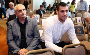 &Pi;&epsilon;&delta;&omicron;&upsilon;&lambda;ά&kappa;&eta;&sigmaf;: &laquo;&Tau;&omicron; &epsilon;&lambda;&lambda;&eta;&nu;&iota;&kappa;ό &mu;&pi;ά&sigma;&kappa;&epsilon;&tau; &kappa;&rho;&alpha;&tau;ά&epsilon;&iota; &psi;&eta;&lambda;&alpha; &tau;&omicron;&nu; &alpha;&theta;&lambda;&eta;&tau;&iota;&sigma;&mu;ό&raquo;