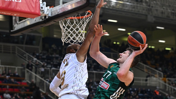 &Alpha;&nu;έ&beta;&eta;&kappa;&epsilon; &sigma;&tau;&eta; &beta;&alpha;&theta;&mu;&omicron;&lambda;&omicron;&gamma;ί&alpha; &tau;&eta;&sigmaf; Euroleague &omicron; &Pi;&alpha;&nu;&alpha;&theta;&eta;&nu;&alpha;ϊ&kappa;ό&sigmaf; (pic)