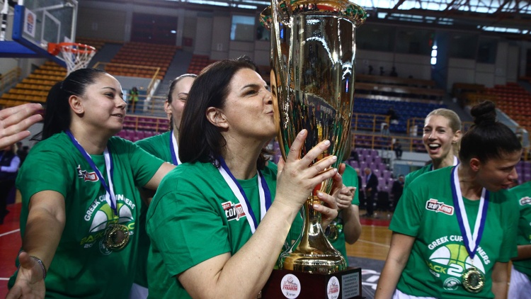 &Kappa;&alpha;&pi;&omicron;&gamma;&iota;ά&nu;&nu;&eta;: &laquo;&Eta; &nu;ί&kappa;&eta; ή&rho;&theta;&epsilon; &epsilon;&pi;&epsilon;&iota;&delta;ή &sigma;&epsilon;&beta;&alpha;&sigma;&tau;ή&kappa;&alpha;&mu;&epsilon; &tau;&omicron;&nu; &alpha;&nu;&tau;ί&pi;&alpha;&lambda;&omicron;&raquo;
