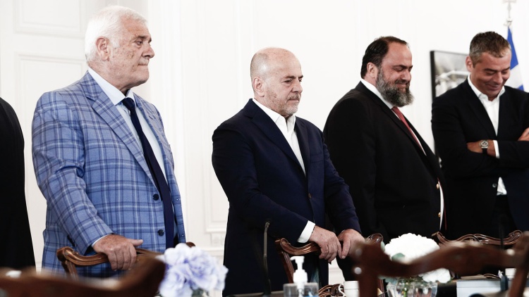 &Pi;&alpha;&rho;ώ&nu; &omicron; &Gamma;. &Alpha;&lambda;&alpha;&phi;&omicron;ύ&zeta;&omicron;&sigmaf; &sigma;&tau;&eta; &sigma;ύ&sigma;&kappa;&epsilon;&psi;&eta; &sigma;&tau;&omicron; &Mu;έ&gamma;&alpha;&rho;&omicron; &Mu;&alpha;&xi;ί&mu;&omicron;&upsilon;