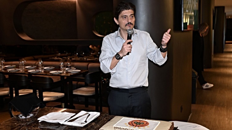 &Gamma;&iota;&alpha;&nu;&nu;&alpha;&kappa;ό&pi;&omicron;&upsilon;&lambda;&omicron;&sigmaf; &sigma;&tau;&eta;&nu; &kappa;&omicron;&pi;ή &pi;ί&tau;&alpha;&sigmaf;: &laquo;&Mu;&pi;ό&nu;&omicron;&upsilon;&sigmaf; 1 &epsilon;&kappa;&alpha;&tau;. &epsilon;&upsilon;&rho;ώ &epsilon;ά&nu; έ&chi;&omicron;&upsilon;&mu;&epsilon; &tau;&alpha; &tau;&rho;ί&alpha; &kappa;ύ&pi;&epsilon;&lambda;&lambda;&alpha; &sigma;&tau;&omicron; &tau;&rho;&alpha;&pi;&epsilon;&zeta;ά&kappa;&iota; &sigma;&tau;&omicron; &Sigma;&omicron;ύ&nu;&iota;&omicron;&raquo;