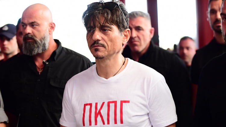 &Gamma;&iota;&alpha;&nu;&nu;&alpha;&kappa;ό&pi;&omicron;&upsilon;&lambda;&omicron;&sigmaf; &sigma;&epsilon; &Beta;&rho;&omicron;ύ&tau;&sigma;&eta;: &laquo;&Delta;&epsilon;&nu; &kappa;ά&theta;&omicron;&mu;&alpha;&iota; &sigma;&tau;&omicron; ί&delta;&iota;&omicron; &tau;&rho;&alpha;&pi;έ&zeta;&iota; &mu;&epsilon; &tau;&omicron;&upsilon;&sigmaf; &Alpha;&gamma;&gamma;&epsilon;&lambda;ό&pi;&omicron;&upsilon;&lambda;&omicron;&sigmaf; - &Epsilon;&upsilon;&chi;&alpha;&rho;ί&sigma;&tau;&omega;&sigmaf; &nu;&alpha; έ&rho;&theta;&omicron;&upsilon;&mu;&epsilon; &sigma;&epsilon; &delta;&iota;&alpha;&phi;&omicron;&rho;&epsilon;&tau;&iota;&kappa;έ&sigmaf; ώ&rho;&epsilon;&sigmaf;&raquo;